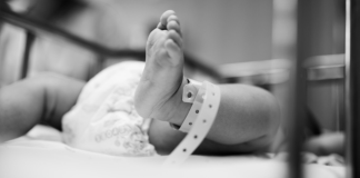 Muere bebé de 1 año tras ser inyectado en farmacia; autoridades ya investigan el caso