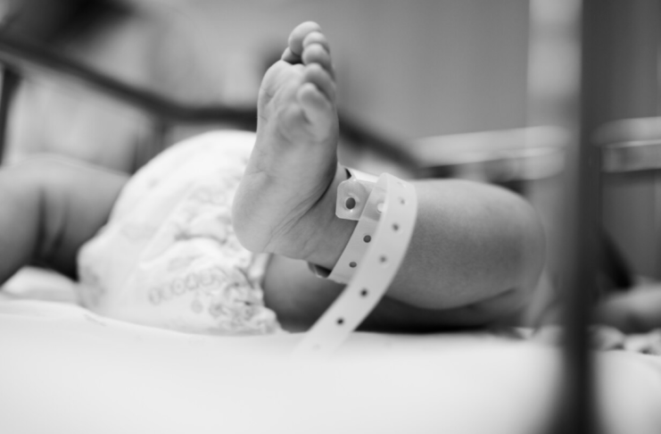 Muere bebé de 1 año tras ser inyectado en farmacia; autoridades ya investigan el caso