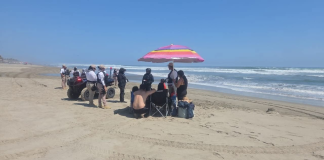 Salvavidas rescatan a familia guanajuatense arrastrada por el mar, en Playa Azul