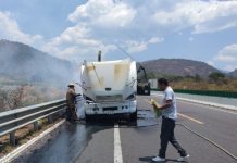 Arde tráiler sobre la autopista Siglo XXI; no se reportan víctimas