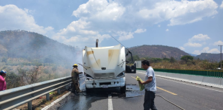 Arde tráiler sobre la autopista Siglo XXI; no se reportan víctimas