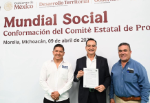 Carlos Soto firma convenio para construir canchas de fútbol 5 en Zamora