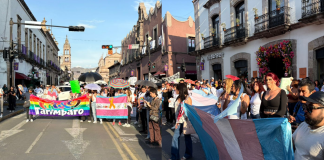 Integrantes de la comunidad LGBTTTIQ+ realizan marcha para exigir justicia en favor de Daniela, chica trans asesinada en Morelia