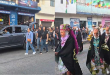 Los Kúrpites y decenas de pobladores recibieron el cuerpo de Espinoza Rochín, alcalde de Nuevo Parangaricutiro