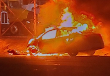 Arde automóvil a la orilla de la Morelia-Salamanca