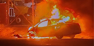 Arde automóvil a la orilla de la Morelia-Salamanca