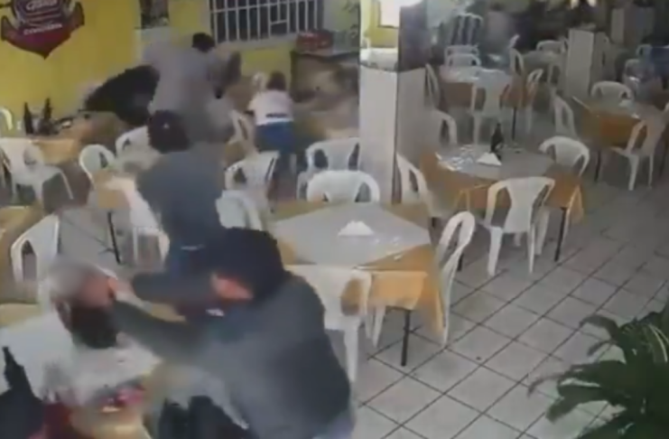 #VIDEO // Sin aviso abren fuego contra comensales; cinco muertos y varios heridos.
