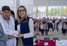 Dayana Pérez acompaña en la entrega de más de 300 tarjetas de programas de bienestar en Salvador Escalante