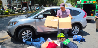 Camioneta embiste a motociclista y huye