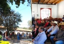 Normalistas plantan a habitantes de Tiripetío; ellos elaboran pliego petitorio y piden libre tránsito y hasta que dejen de usar el “Tiri vive”