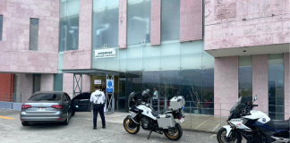 Mujer embarazada sufre descarga eléctrica; motopatrulleros la auxilian para llegar al hospital