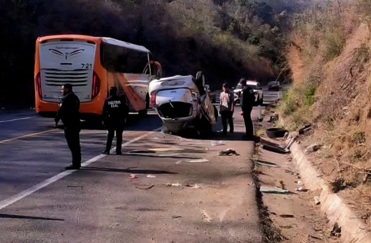 Volcadura deja una persona lesionada, en la Autopista Siglo XXI