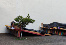 ¿Sabes qué son “Los Penitentes” del Viernes Santo, hombres que cargan cruces, llevan grilletes y se flagelan?