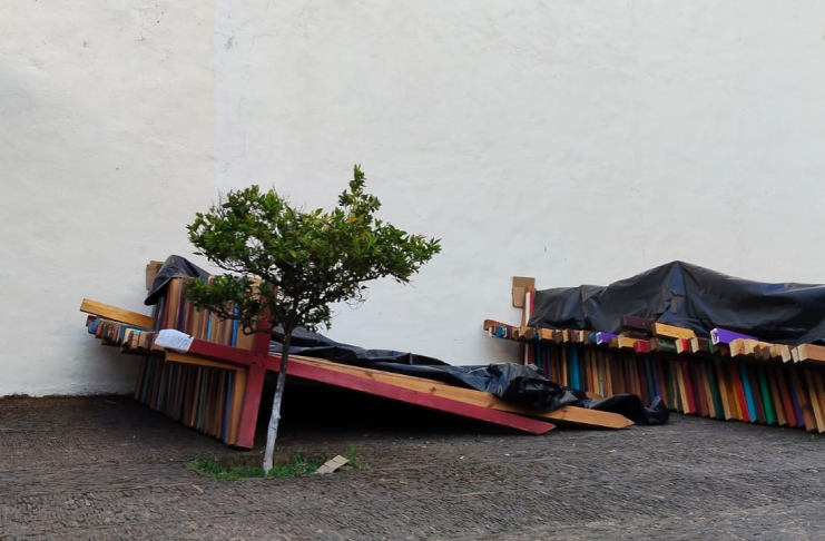 ¿Sabes qué son “Los Penitentes” del Viernes Santo, hombres que cargan cruces, llevan grilletes y se flagelan?