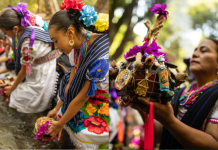 Más de 800 mujeres llenan de tradición y fe las calles de Uruapan en el recorrido de las Aguadoras