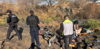 Dos hermanos heridos al caen a un barranco con su moto, en Ecuandureo