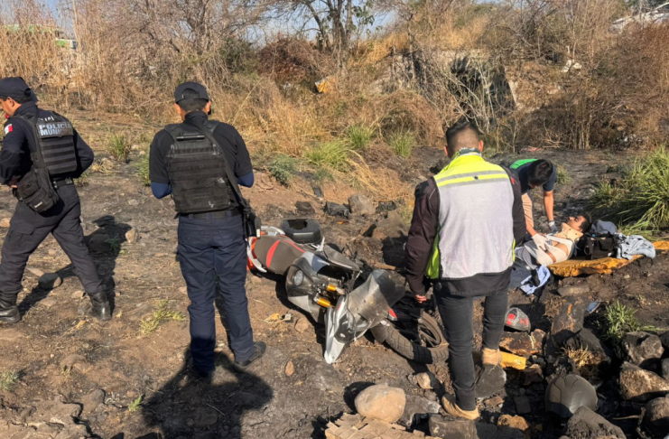 Dos hermanos heridos al caen a un barranco con su moto, en Ecuandureo