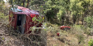 Auto cae a barranco en la Quiroga-Zacapu; mujer y sus dos hijos quedan heridos