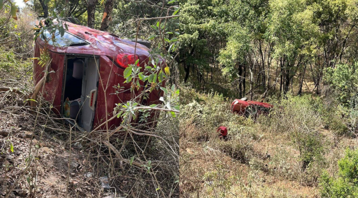 Auto cae a barranco en la Quiroga-Zacapu; mujer y sus dos hijos quedan heridos