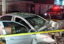 Joven fallece tras impactar su auto contra un poste; circulaba en sentido contrario