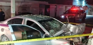 Joven fallece tras impactar su auto contra un poste; circulaba en sentido contrario