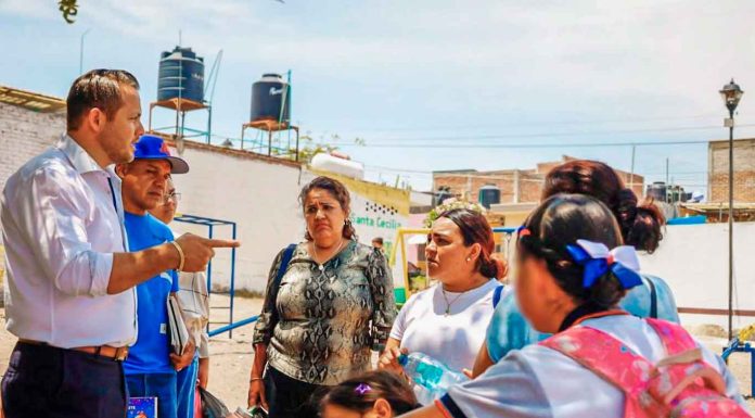 Gerardo Olloqui supervisa modernización del alumbrado en Colinas del Paraíso