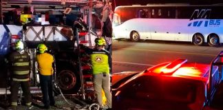 Choque entre autobús y camión de carga deja dos fallecidos y 15 heridos