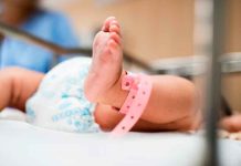 Adolescente da a luz a escondidas en el baño siguiendo instrucciones de ChatGPT