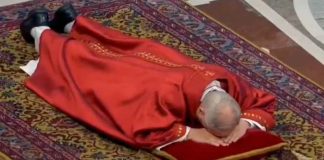 #VIDEO El Papa León XIV se postra ante el altar en el Vaticano durante el Viernes Santo