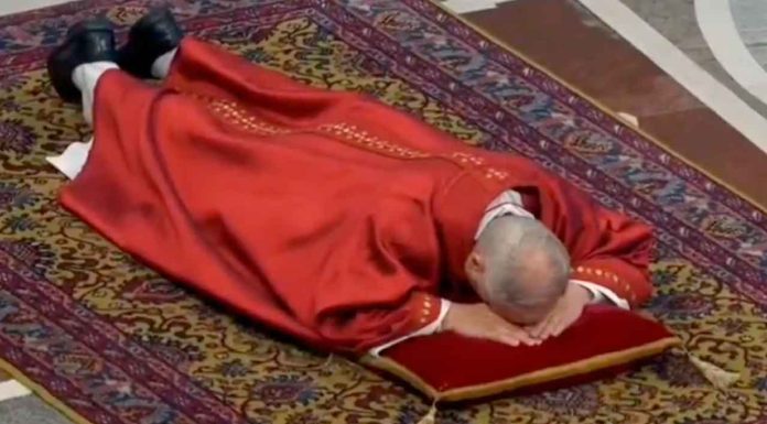 #VIDEO El Papa León XIV se postra ante el altar en el Vaticano durante el Viernes Santo