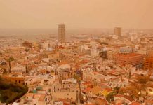 Polvo del Sahara cubre Granada y provoca fenómeno de calima con cielos anaranjados.