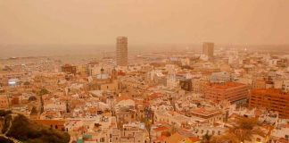 Polvo del Sahara cubre Granada y provoca fenómeno de calima con cielos anaranjados.