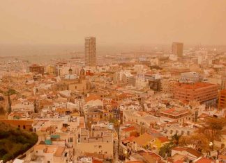 Polvo del Sahara cubre Granada y provoca fenómeno de calima con cielos anaranjados.