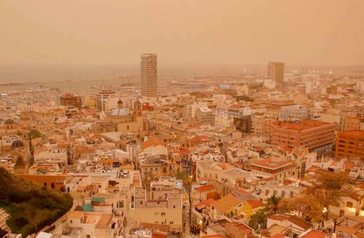 Polvo del Sahara cubre Granada y provoca fenómeno de calima con cielos anaranjados.