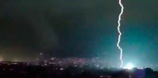 #VIDEO// Rayo impacta en Oaxaca durante tormenta; video se vuelve viral