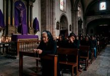 Luto, silencio y fe: así se vive el Viernes Santo en los templos