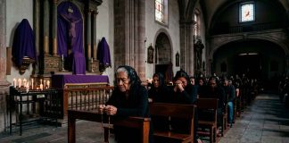 Luto, silencio y fe: así se vive el Viernes Santo en los templos