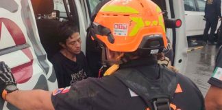 Rescatan con vida a mujer que fue arrastrada hacia una alcantarilla durante lluvias