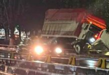 Torton choca contra señalética y queda sobre barandal en el Libramiento Norte de Morelia