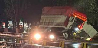 Torton choca contra señalética y queda sobre barandal en el Libramiento Norte de Morelia