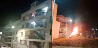 VIDEOS | Vecinos retienen a presuntos ladrones e incendian sus pertenencias
