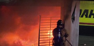Incendio consume bodega en colonia Las Fuentes de Zamora; no hubo personas lesionadas