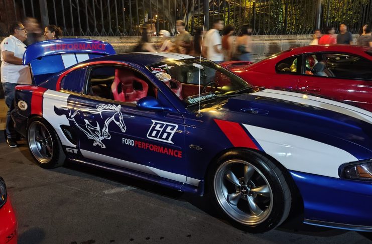 Mustangs invaden avenida Madero por el 1er aniversario del Club Mustang Tarasco