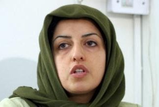 Trasladan de emergencia a la Nobel de la Paz Narges Mohammadi a un hospital tras agravarse su estado de salud en prisión