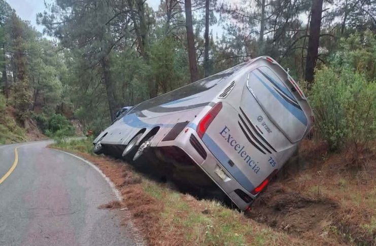 Vuelca autobús de pasajeros en la carretera Zinapécuaro – Ciudad Hidalgo