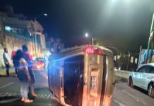 Vuelca camioneta en las faldas del cerro del Punhuato
