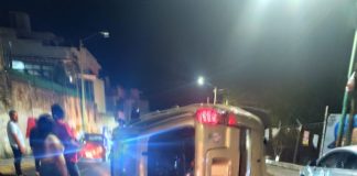 Vuelca camioneta en las faldas del cerro del Punhuato