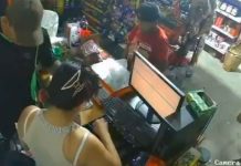 #VIDEO // “Héroe sin capa” somete con un machete a ladrón armado en abarrotera de Tabasco