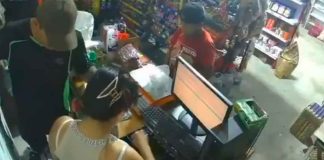 #VIDEO // “Héroe sin capa” somete con un machete a ladrón armado en abarrotera de Tabasco