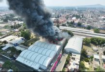Incendio consume bodegas en Tláhuac; evacúan a cientos de personas